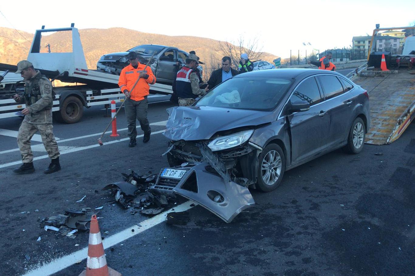 Üç aracın karıştığı kazada 7 kişi yaralandı